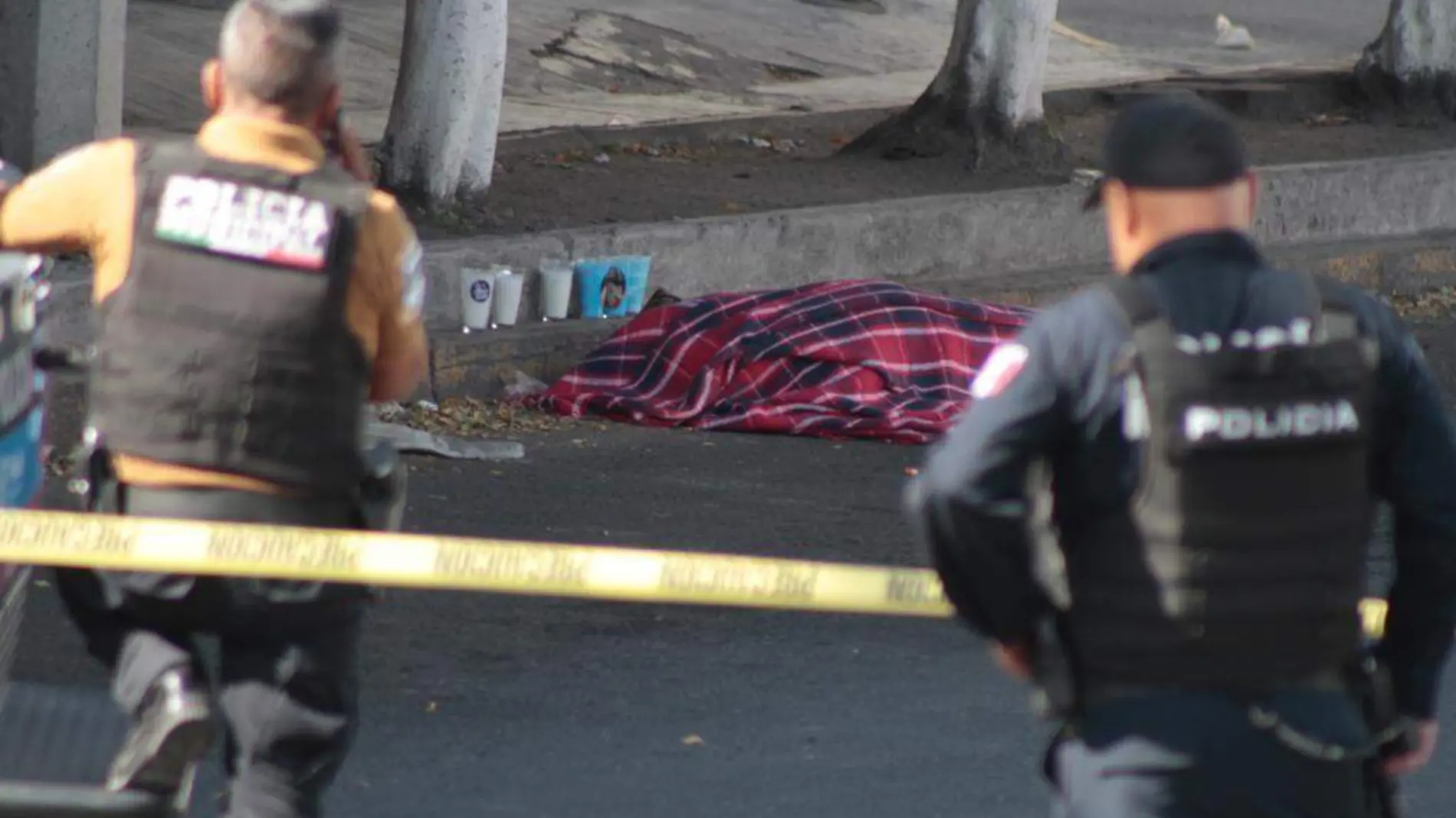 En un camino de terracería de la junta auxiliar de San Jerónimo Caleras, fue encontrado el cuerpo sin vida de un hombre